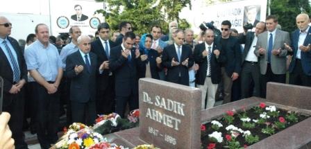 Dr. Sadık Ahmet ölüm yıldönümünde kabri başında anıldı