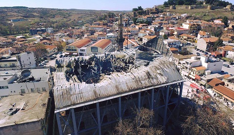 Die historische Moschee in Didymoticho beim ausgebrochenen Brand schwer beschädigt