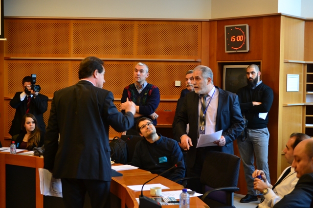 EFA eine Beschwerde über Abgeordnete der Partei der Goldenen Morgenröte beim EP-Präsidenten Martin Schulz vorgebracht