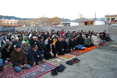İSKEÇE YENİ MAHALLEDE POLİS KAMERASI GÖZETİMİNDE BAYRAM NAMAZI KILINDI