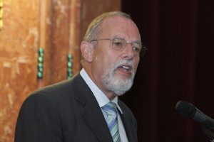 Hans Heinrich Hansen nimmt Minderheitenpreis Südtirols entgegen