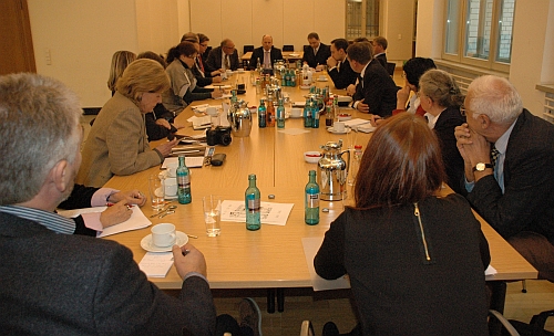 Präsident der FUEN Hansen hat die Probleme der Einschulung in Sahinköy zur Sprache gebracht