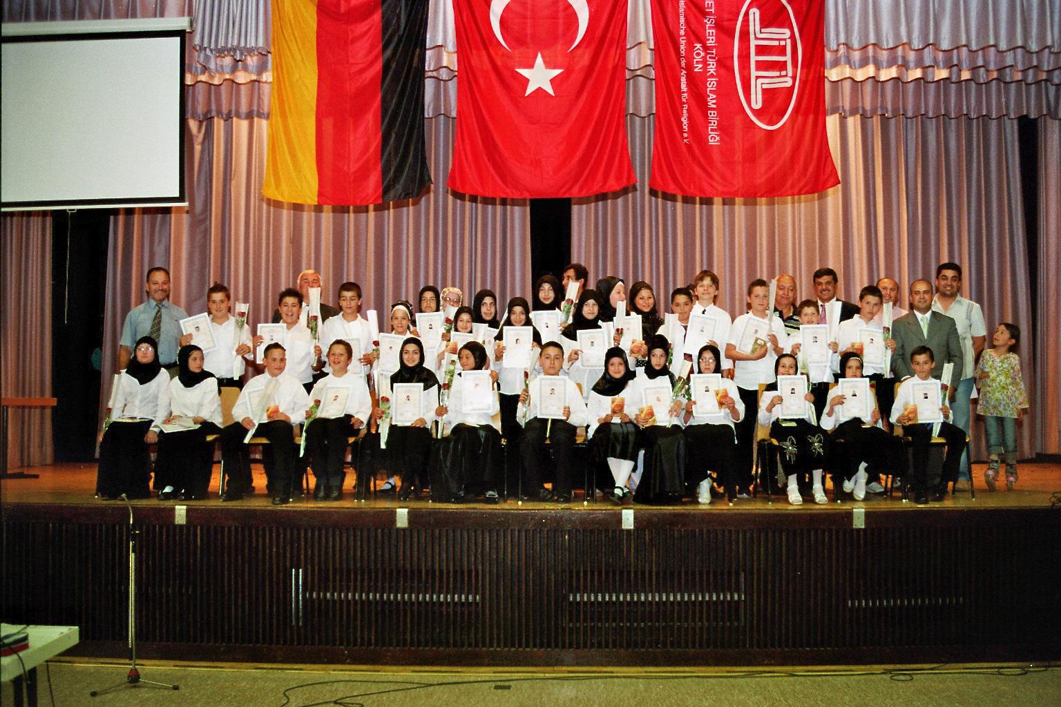 Kur’an okumayı öğrenen çocuklar törenle sertifikalarını aldılar 