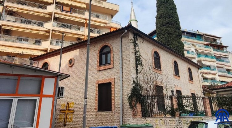 İskeçe’deki Hürriyet Camii’nin duvarına haç işareti çizildi