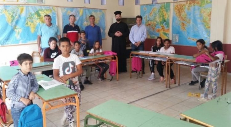 Batı Trakya Türk azınlık ilkokulunda öğrencilere papaz eşliğinde hediye dağıtımı skandalı yaşandı