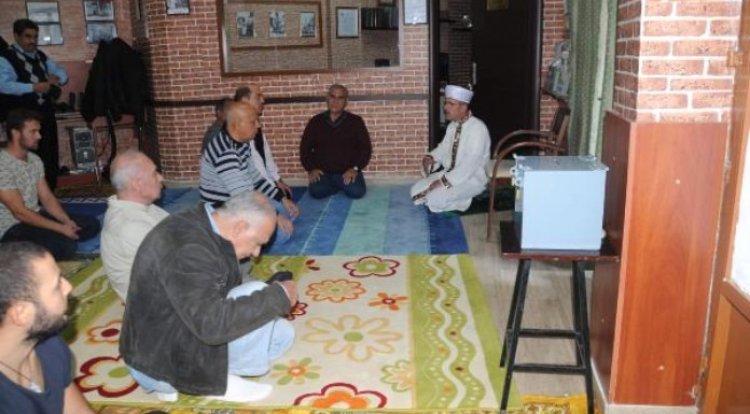 Selanik’teki Batı Trakya Türkleri camilerin ibadete kapalı olması nedeniyle dernek lokalinde namaz kılıyor