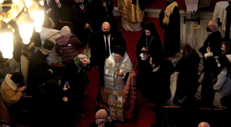 Από τη μια η Tουρκική κοινότητα Δυτικής Θράκης, της οποίας τα δικαιώματα σφετερίζονται διαρκώς, από την άλλη η Ελληνορθόδοξη μειονότητα, που ζει ελεύθερα τη θρησκευτική της ελευθερία