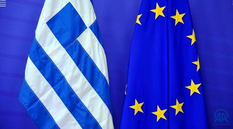 Ένας στους τέσσερις νέους στην Ελλάδα πιστεύει ότι η έλλειψη εμπιστοσύνης στους επίσημους θεσμούς αποτελεί μια από τις σοβαρότερες απειλές για τη δημοκρατία στην ΕΕ