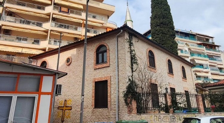 İskeçe’deki Hürriyet Camii’nin duvarına haç işareti çizildi