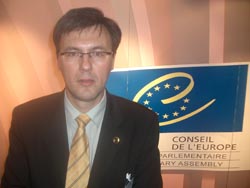 Ο Αχμέτ Χατζηοσμάν με 16000 ψήφους εκλέχθηκε στο πόστο του βοηθού νομάρχη Ροδόπης, κάτι που ενόχλησε μερικούς κύκλους. 